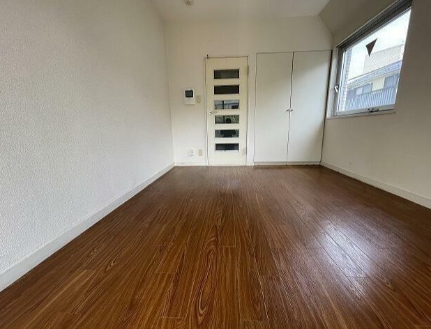 居室・リビング　2面採光の室内