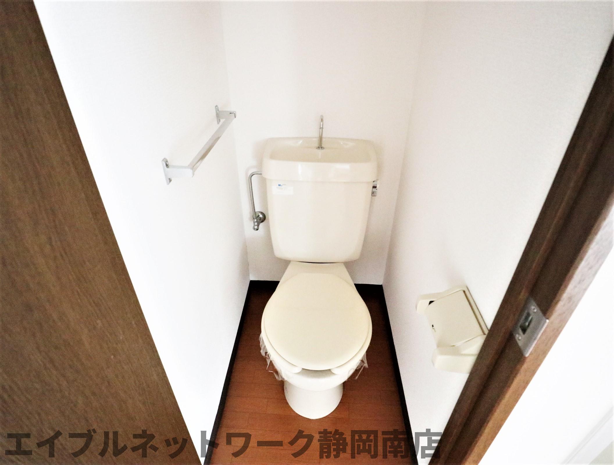 トイレ　落ち着いた色調のトイレです