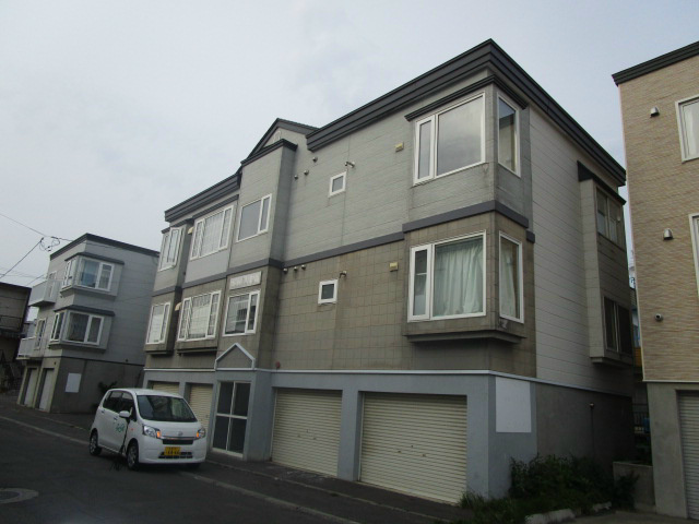 札幌市北区篠路二条のアパートの建物外観