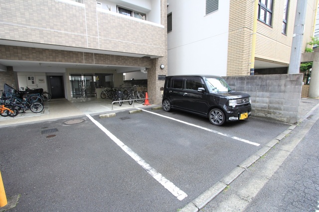 【松山市一番町のマンションの駐車場】