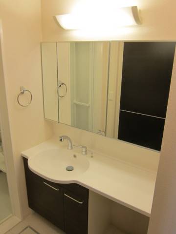 洗面設備　鏡一面張りの大きな洗面台