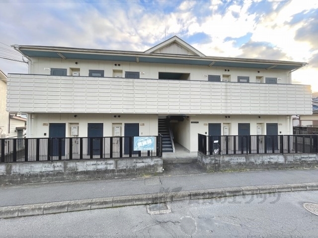 奈良市学園新田町のアパートの建物外観