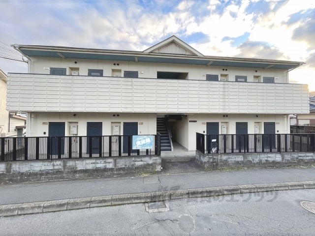 【奈良市学園新田町のアパートの建物外観】