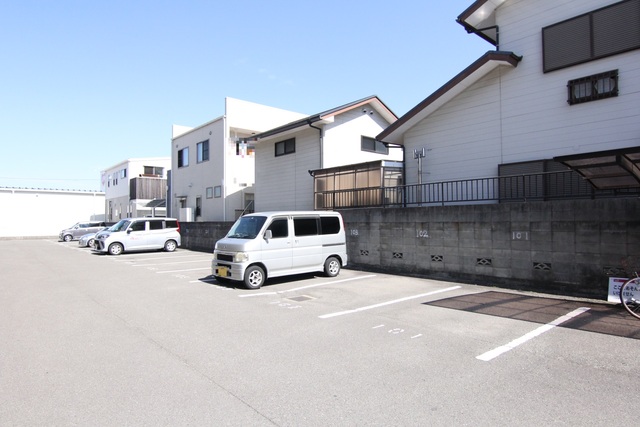 【松山市古川南のマンションの駐車場】