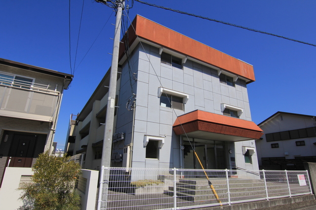 【松山市古川南のマンションの建物外観】