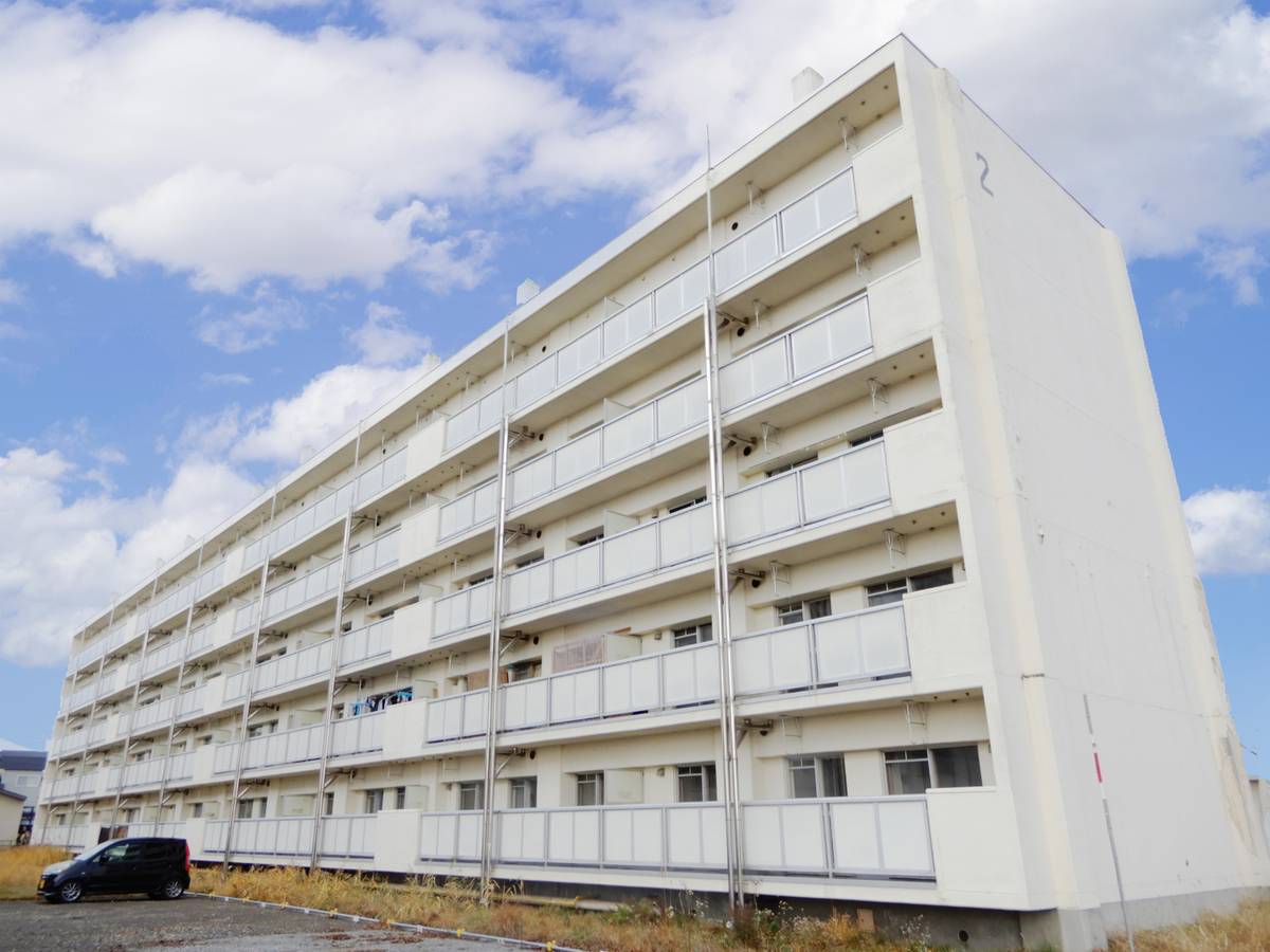 雄勝郡羽後町西馬音内堀回のマンションの建物外観