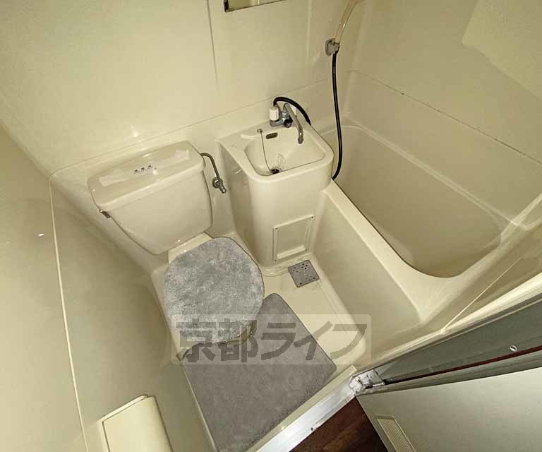 バス・シャワールーム　スッキリとしたユニットバスです。