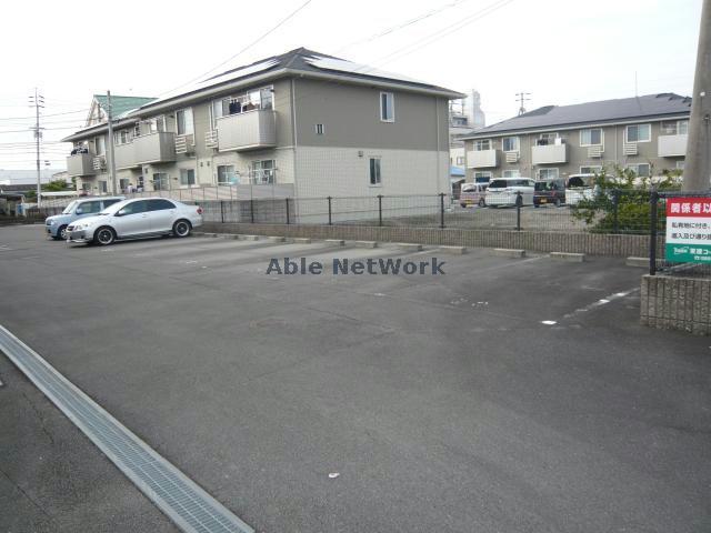 【伊予郡松前町大字南黒田のアパートの駐車場】