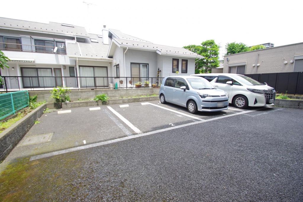 【町田市中町のマンションの駐車場】