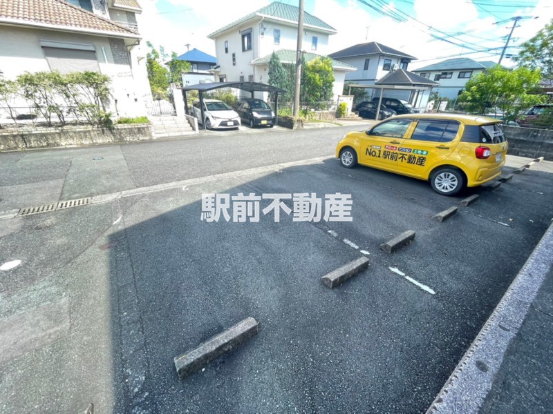 【鳥栖市弥生が丘のアパートの駐車場】