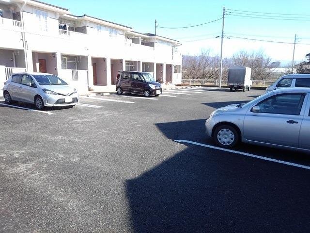 【笛吹市春日居町国府のアパートの駐車場】