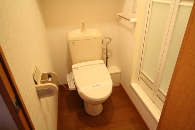 トイレ　同物件、別号室のものです。