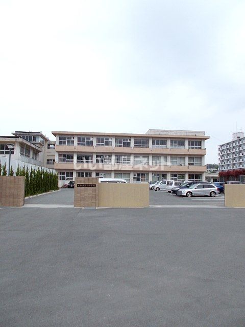 【modern palazzo 西時津Ａ棟の中学校】