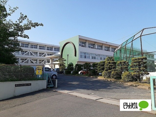 【常滑市原松町のマンションの小学校】