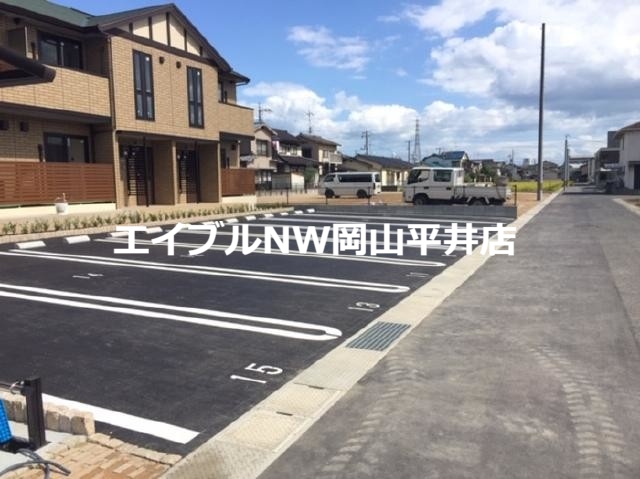 【岡山市南区福成のアパートの駐車場】