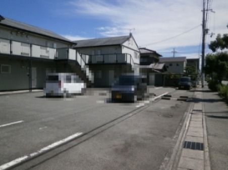 【姫路市亀山のアパートの駐車場】