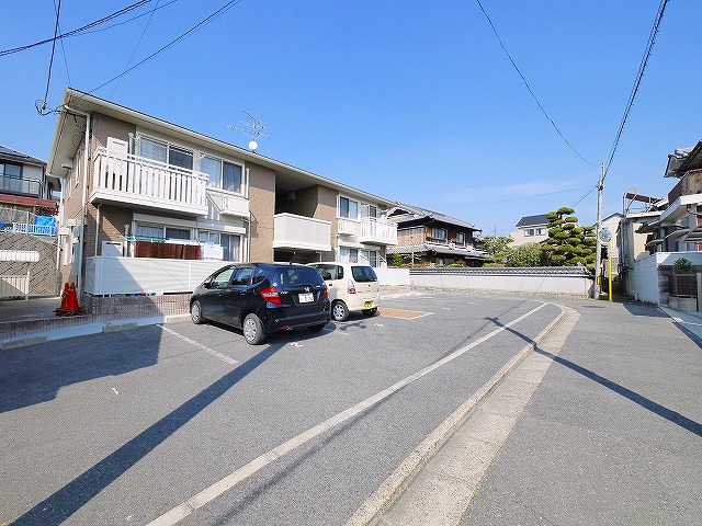 【大和郡山市南郡山町のアパートの駐車場】