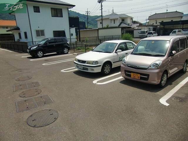 【リヴィング牟佐の駐車場】