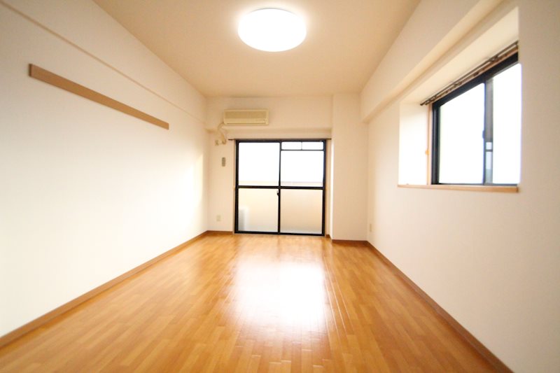 居室・リビング　中部屋は出窓無し