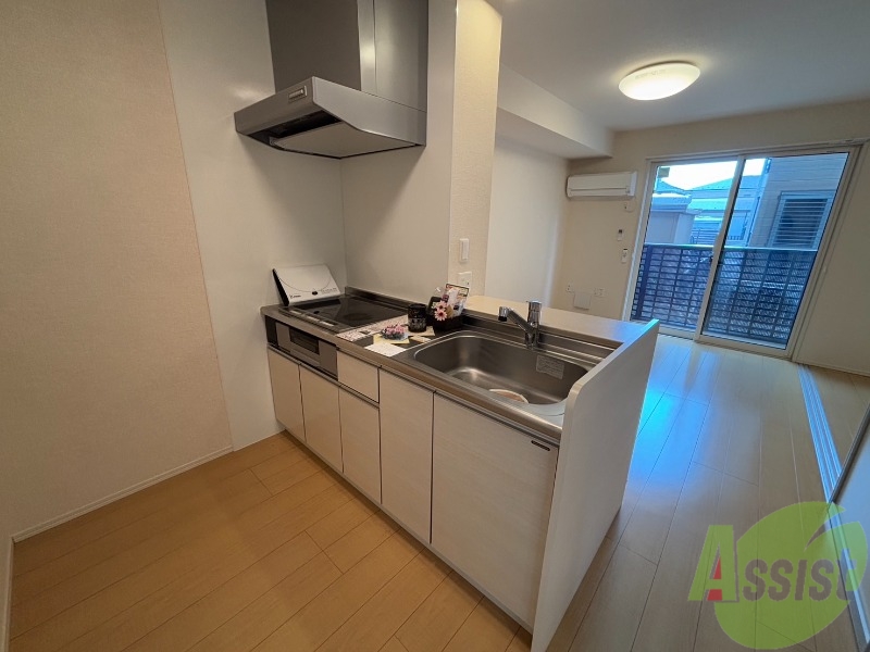 キッチン　キッチンはＩＨで、コンロは３つ付いています。