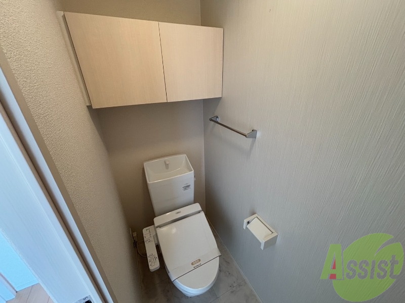 トイレ　トイレはウォシュレット付きで、棚も付いております。