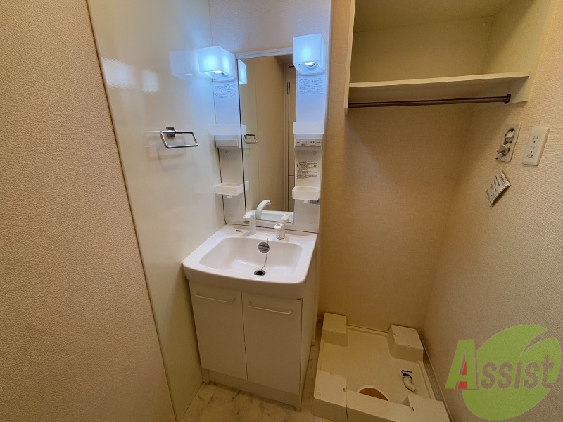 洗面設備　洗面台は収納が多く、隣には洗濯機置き場がございます。