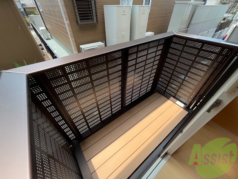 バルコニー　バルコニーは広々としているので洗濯物を干すことができます。