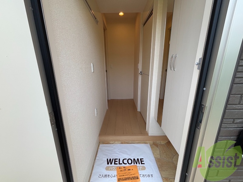玄関　玄関から撮影。すぐにお部屋が見えないのは安心ですね。