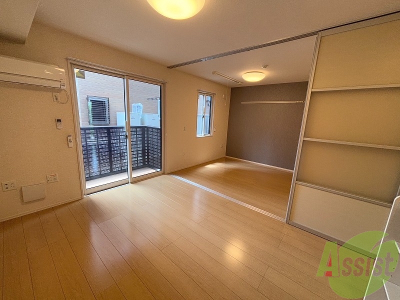 居室・リビング　リビングは９．４帖ございます。陽当たりもいいですね。