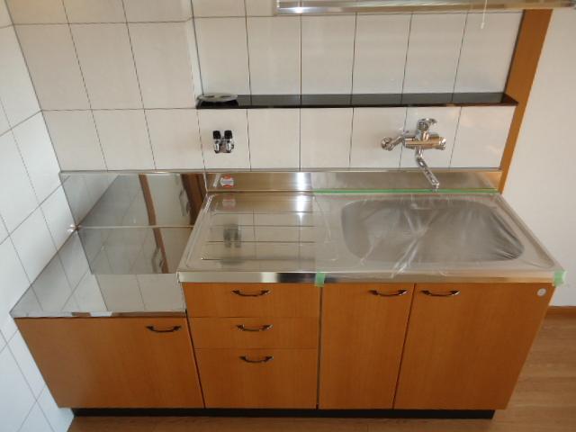 キッチン　調理スペースが広く水切りもあるキッチン