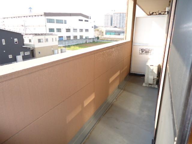 バルコニー　南向きで洗濯物も乾きやすいベランダ