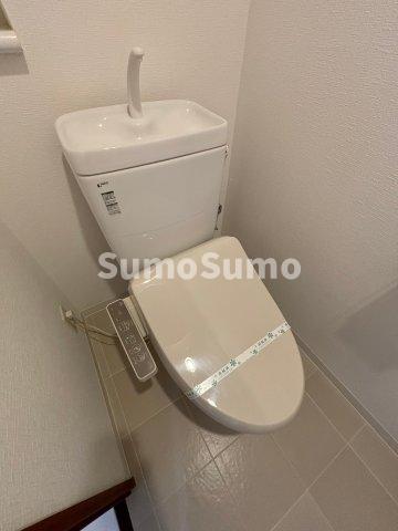 トイレ　落ち着いた色調のトイレです