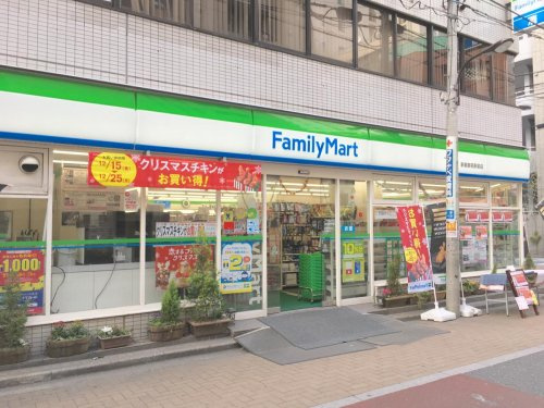 コンビニ　ファミリーマート 新宿御苑駅前店（コンビニ）まで35m