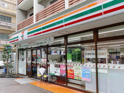コンビニ　セブンイレブン新宿百人町2丁目店（コンビニ）まで58m
