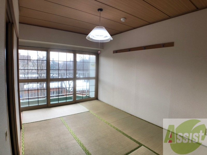 その他部屋・スペース　６畳の和室です。窓が大きくて明るいですね！