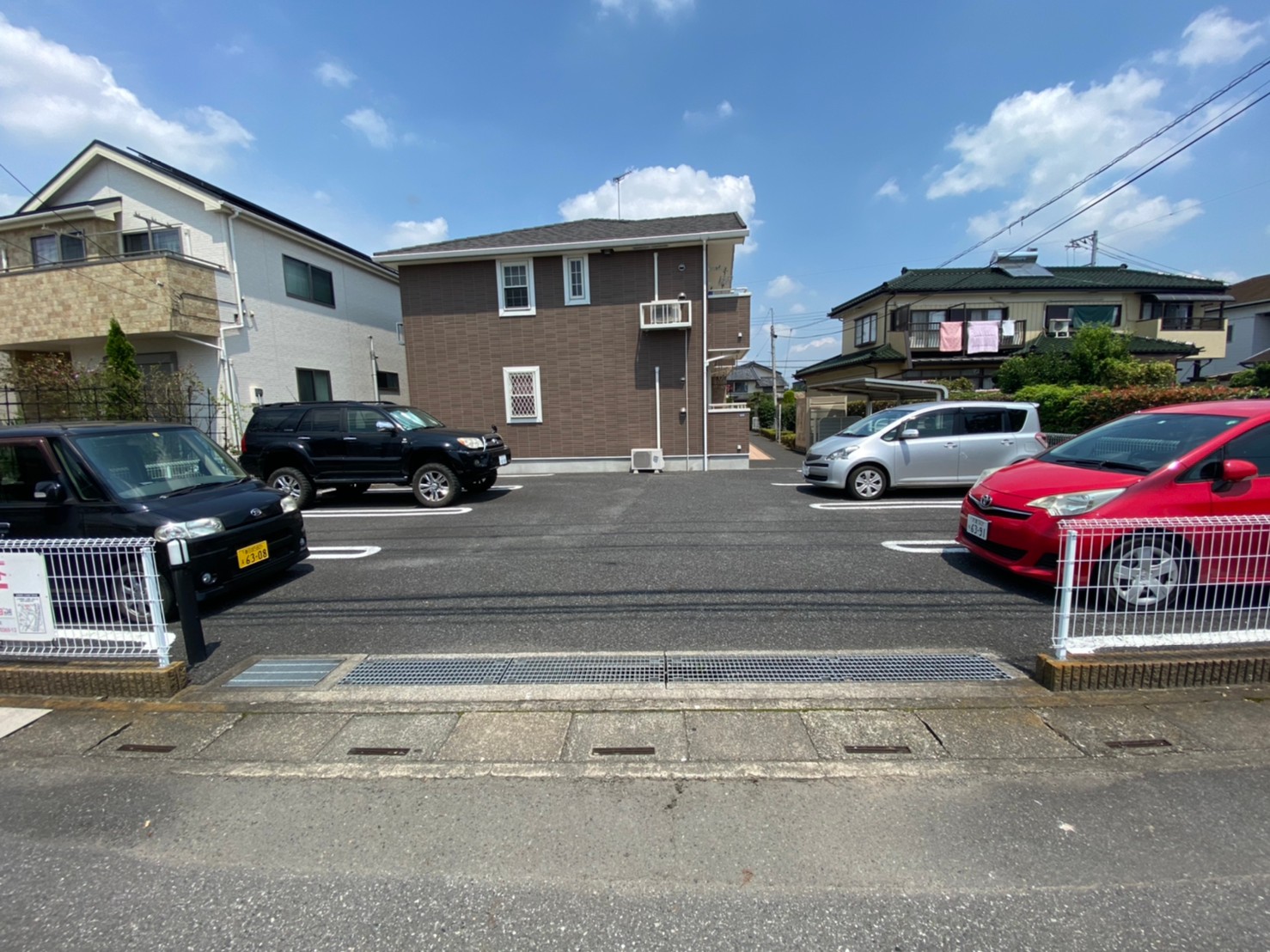 駐車場　同建物別号室　嬉しい！コンクリート　敷地内駐車場！