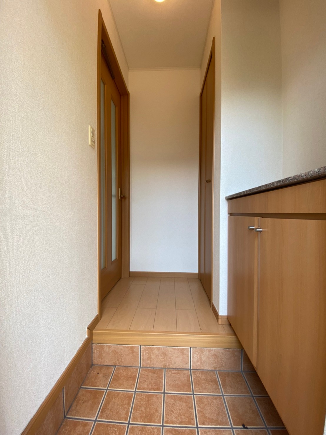 玄関　同建物別号室　ただいま！レンガ調の素敵な！玄関！