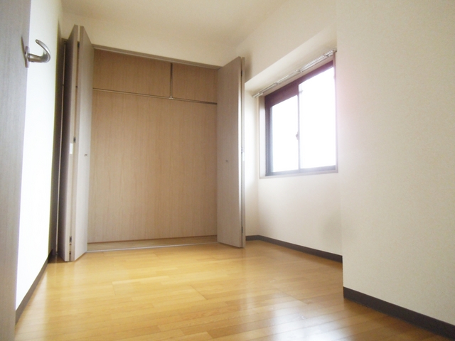 居室・リビング　大型のクローゼット付きの居室です