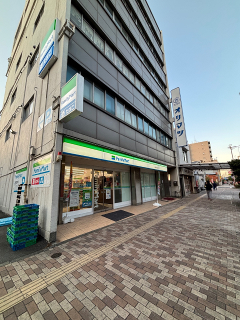 コンビニ　ファミリーマート横浜青木町店（コンビニ）まで317m