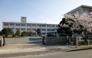 小学校　西脇市立重春小学校（小学校）まで883m