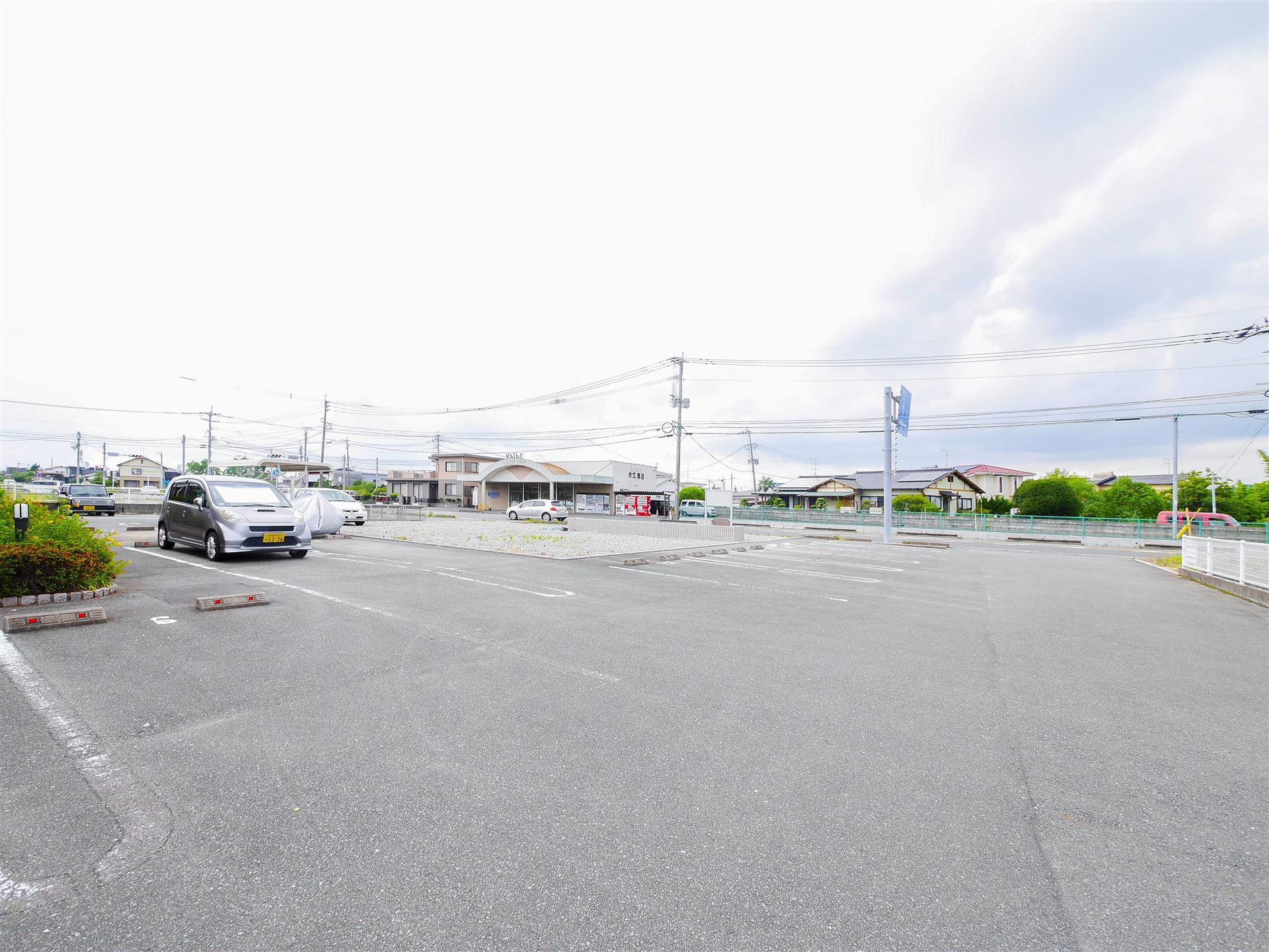 エントランス　駐車スペース