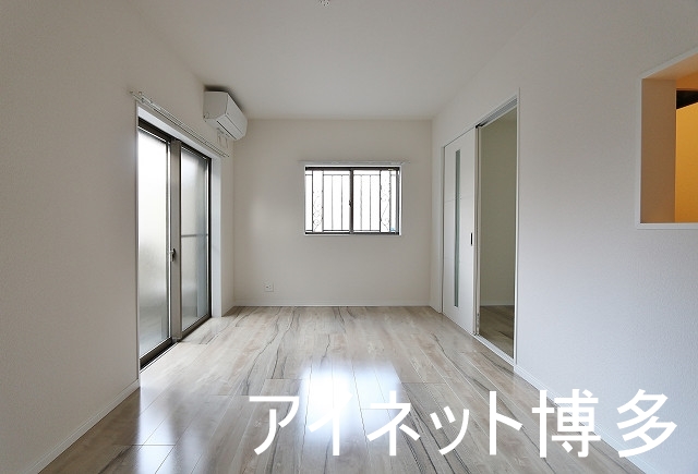 居室・リビング　白基調のフローリングがオシャレです
