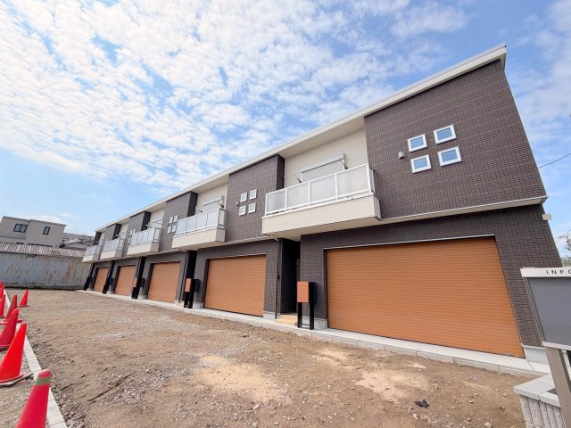 建物外観　閑静な住宅地にある、落ちついた色合いのキレイな建物です。