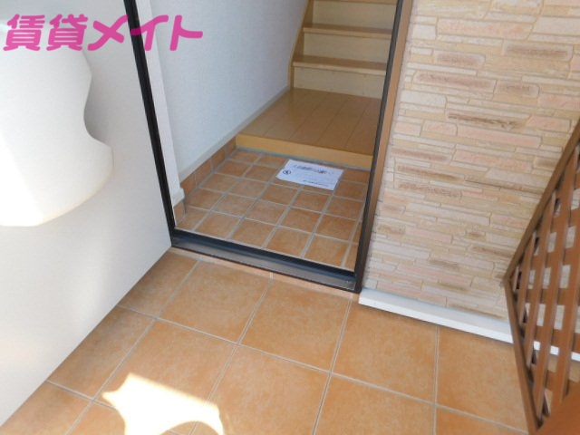 玄関　同物件別部屋の写真