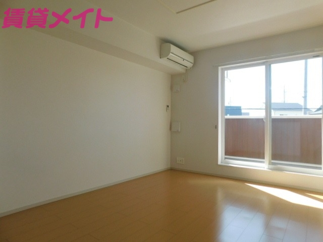 居室・リビング　同物件別部屋の写真