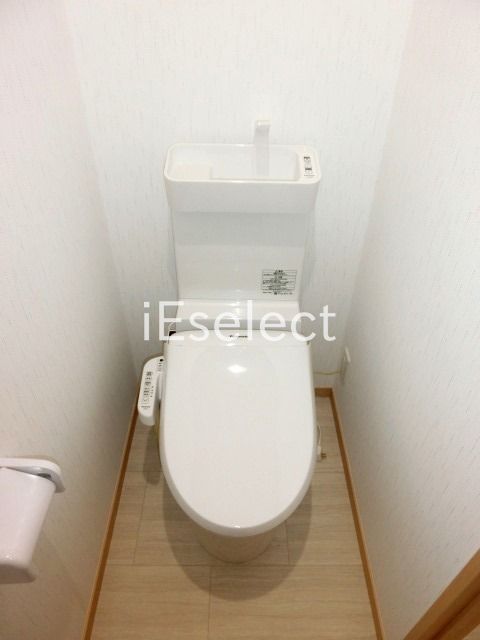 トイレ　温水洗浄機能付きのトイレです。