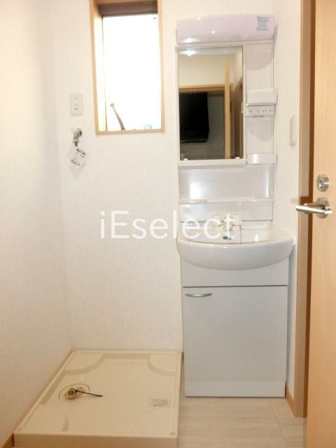 洗面設備　便利な独立洗面台ございます。