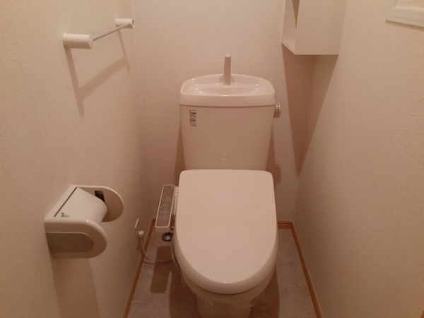 トイレ　温水シャワー付きトイレです