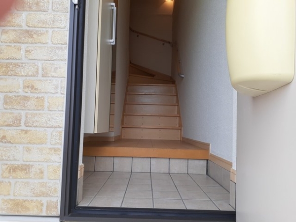 玄関　入ってすぐに内階段あります