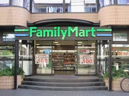 コンビニ　ファミリーマート南青山四丁目店（コンビニ）まで206m